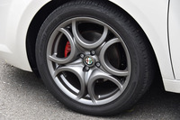 タイヤサイズは前後とも215/45ZR17。試乗車は「ピレリPゼロ ネロ」を履く。