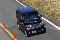 「N BOX」シリーズの660cc直3自然吸気エンジンは、クラス最高の58psと6.6kgmを発生。ライバルより力強い走りを見せる。