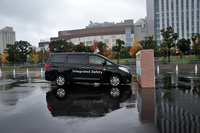 ペダルの踏み間違えなどによる事故を予防、もしくは被害を軽減する誤発進抑制制御のデモ。これまでにもあった技術だが、新型はクリープによる前進でも作動するよう、改良されている。
    