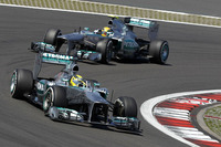 メルセデス勢にとっては芳しくない結果に終わったドイツGP。前戦イギリスGPの勝者ニコ・ロズベルグ（写真前）は、予選Q2でライバルのタイムの伸び代を読み誤り11番グリッド、レースでは9位完走。2戦連続、今季3度目のポールポジションからスタートしたハミルトン（同後ろ）は、懸案のデグラデーションに襲われ、ペースが上がらず5位だった。（Photo=Mercedes）
    