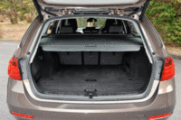 「320dツーリング」のラゲッジルームのフロア寸法は、長さ97×幅96（ホイールハウス間）／124（最大幅）cm。後席を倒せば160cm以上のフロア長がとれる（いずれもwebCG実測値）。（クリックすると荷室のバリエーションが見られます）