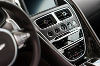 シフトセレクターは、他のアストンマーティンのAT車と同じく押しボタン式。トランスミッションはZF製の8段ATで、ユニットを後軸側に搭載するトランスアクスルレイアウトが用いられている。