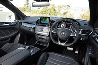 「メルセデスAMG GLE63 S 4MATIC」のインストゥルメントパネルまわり。インフォテインメントシステムのコントローラーがタッチパッド付きとなるなど、装備の強化が図られている。