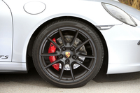 「カレラ4 GTS」にはセンターロック式の「911ターボSホイール」が標準装備されるが、5穴タイプの「カレラSホイール」も用意されている。テスト車には後者が装備されていた。
    