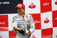 ホンダにとっては2006年第18戦ブラジルグランプリ、ジェンソン・バトンがのぼって以来の表彰台。最多出場記録を更新中のルーベンス・バリケロが3位。デイヴィッド・クルタードが今季限りで引退を表明した直後に、もうひとりのベテランがその存在とポテンシャルをアピールした。（写真＝Honda）