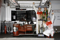 勝利を喜ぶ、M・ロッケンフェラー、T・ベルンハルト、R・デュマの3人と、その愛機No.9 アウディR15 TDI。