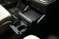 ウオークスルーできることを優先し、前席のセンターコンソールは廃止。代わりに、必要に応じて引き出して使えるドリンクホルダー付きのトレーを装備している。