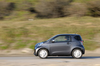 「MT→（ゴー）」にはアイドリングストップ機能が備わる。10・15モード燃費はCVT仕様に比べて0.5km上まわる23.5km/リッターとなる。