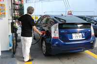 ちなみに、webCG編集部員のアシとして活躍する「トヨタ・プリウス」の実燃費は、だいたい20km/リッター前後。プリウスのガソリンタンクは45リッターなので、1回の給油で900kmは走る計算となる。
    