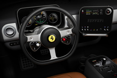 元アップルのデザイナーが手がけたフェラーリのインテリアは、一体なにがスゴいのか？ 有識者が語る。