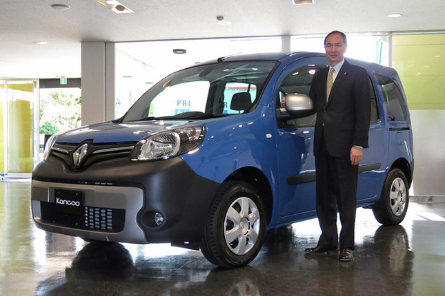 
	専用色「ブルー アンサンシエ」の「ルノー・カングー クルール」と、ルノー・ジャポンの大極 司代表取締役社長。
	