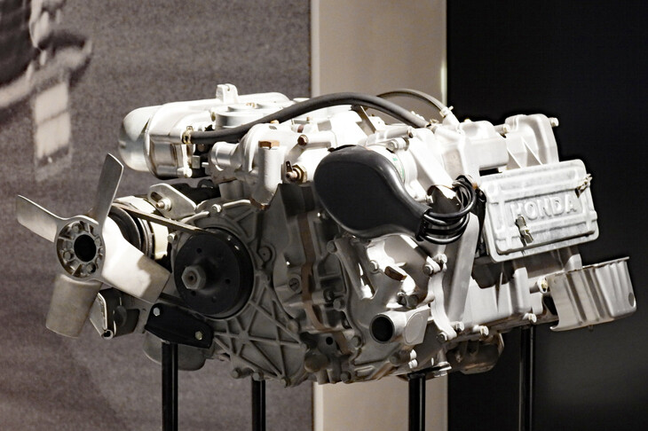 「ホンダT360」に搭載された、排気量354ccの水冷4気筒DOHCエンジン。当時の軽自動車用ユニットとしては驚異的な、最高出力30PSを発生した。……これ、軽トラのエンジンですよね？