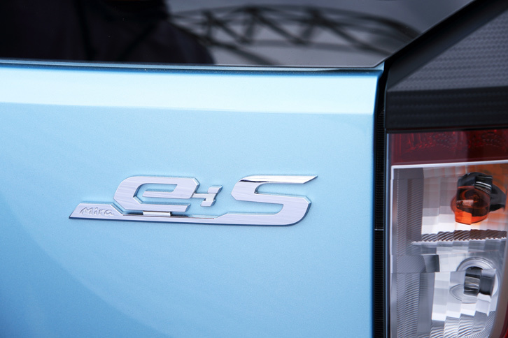 ハッチバック型軽乗用車「ミラ」の派生モデルとして2011年に登場した「ダイハツ・ミラ イース」。2代目となる新型は、2017年5月に発売された。