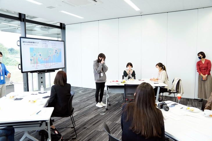 他のチームは、最新施設や話題のスポットに立ち寄り温泉を楽しんだり、各地のお寺を回ったりと、楽しそうな旅行プランを発表。満充電で約400km走れる「タイカン」だからできることですが、電気自動車の生活を少し身近に感じることができるワークでした。最後に参加者全員の投票で一番いいと思った旅行プランに選ばれたのは恋愛成就をテーマにお寺を巡るプランでした。おめでとうございます！