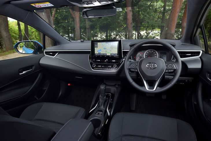 インテリアの開発テーマは「シンプルでゆったり」。シルバーの加飾やブラックのパネル類でドレスアップされている。