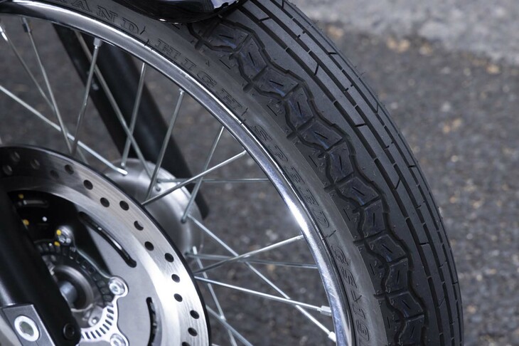 試乗車のタイヤはiRCの「GS-19」。クラシックな見た目ながら、スポーツタイヤ系のコンパウンドを混ぜることでグリップ性能を担保したオンロードバイアスタイヤだ。