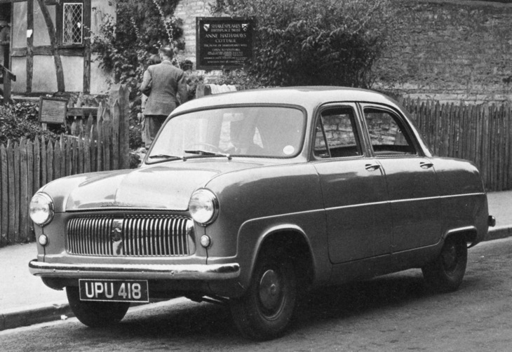 1950年のロンドンモーターショーでデビュー、翌51年から市販化された英国フォード初の戦後型となる「コンサル」。フラッシュサイドを導入したほか、後に小型車のフロントサスペンションの主流となるマクファーソン・ストラットを世界初採用したモデルでもあった。