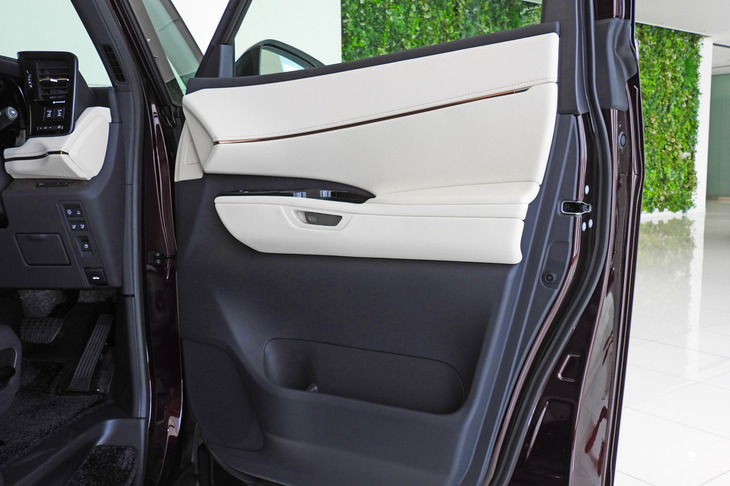 レクサスLM500h“バージョンL”（フロントドアインナーパネル）