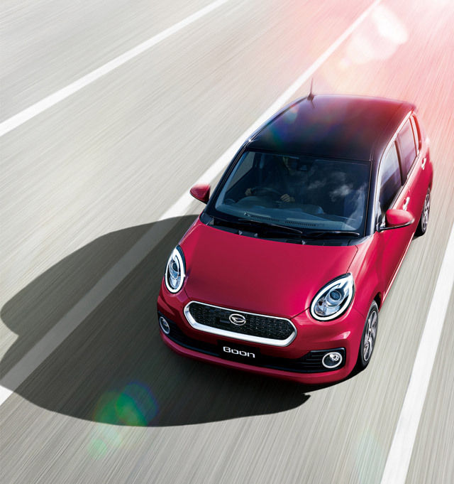 ルーフを「ブラックマイカメタリック」、ボディーを「マゼンタベリーマイカメタリック」で塗り分けたツートンカラー仕様の「ダイハツ・ブーン シルク」。