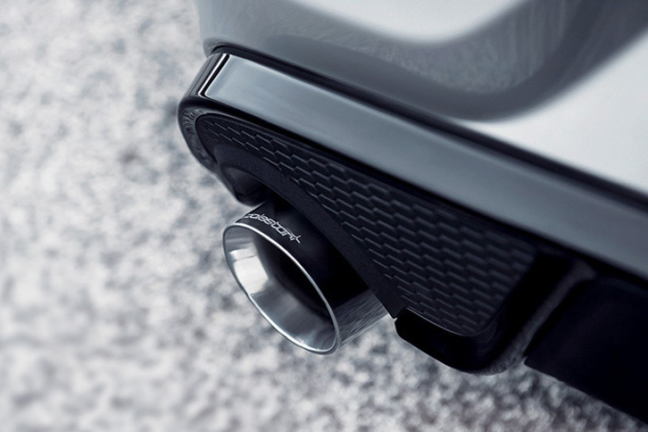 デュアルマフラーの先端には、「polestar」のロゴが添えられる。