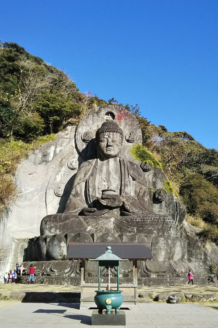 千葉・鋸山の名物である日本寺の大仏。鋸山は標高こそ低いものの非常に急峻（きゅうしゅん）で、東京湾を望む展望台→鋸山頂上→百尺観音→地獄のぞき→日本寺大仏……と縦走したら記者はくたばりかけました。山を侮ってはいけない。
