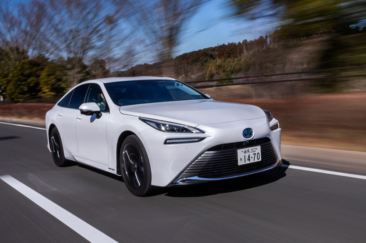 日本で買える最も価格の安いFCVは「トヨタ・ミライG」で726万1000円から（写真は「Z」グレード）。さまざまなコンポーネントを積まねばならないFCVは、小型化・低価格化が難しいのだ。ここ数年で多方面で進化を遂げたEVに対し、FCVは足踏みしている感が否めない。