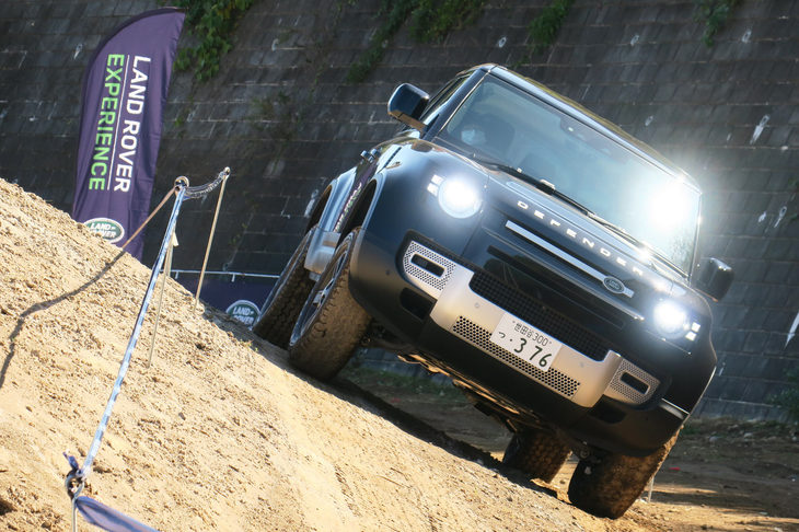 「ジャガー・ランドローバー柏 エクスペリエンスセンター」を走行する「ランドローバー・ディフェンダー」。