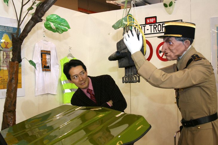 ルイ・ドゥ・フュネス主演の映画を模したメアリ愛好会の展示。フラットツインのはずが、ある場面では直列4気筒になっているフシギを見事に捉えている。2007年、パリで開催されたヒストリックカー見本市「レトロモビル」にて。