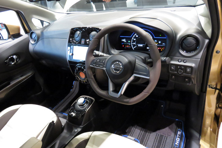 「メダリスト」系のグレードのインストゥルメントパネルまわり。