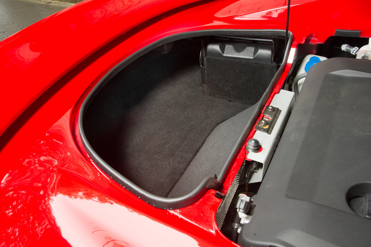 エンジンの後方に備わるトランクルーム。取り外したルーフをしまうと、ほとんどいっぱいとなってしまう。