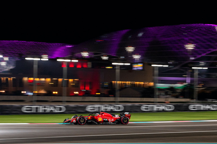 フェラーリのルクレール（写真）は2位でゴール。予選直前のプラクティスではトップから遅れること0.681秒で5番手にとどまり、予選に入ってからも、初日にクラッシュしたカルロス・サインツJr.がQ1敗退の16位に終わるなどフェラーリは苦しい戦いを強いられたのだが、Q3に駒を進めたルクレールは最後のアタックで本人も驚く9位から2位に躍進、5戦連続でフロントローからのスタート。レースではスタートでこそフェルスタッペンを脅かすそぶりを見せたものの、チームのコンストラクターズランキング2位獲得に向けて自らも2位をキープし続けた。レース終盤にはセルジオ・ペレスを利用しての奇策に打って出るも、スクーデリアはメルセデスに3点足らず、シーズンを3位で終えた。サインツJr.は18位完走扱い。（Photo=Ferrari）