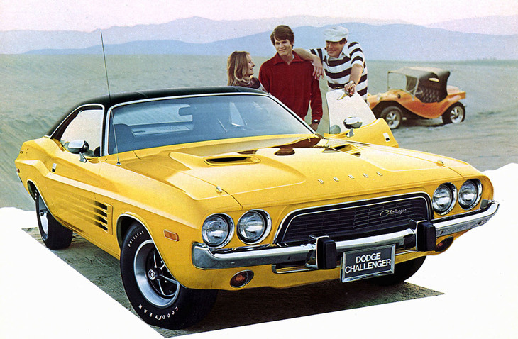 1974年「ダッジ・チャレンジャー」。出力表示がSAEネットに変わって、最強版でも245PSしかない360立方インチ（5.9リッター）のV8を積んだ初代チャレンジャーの最終型。