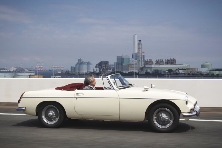 CG創刊当時のクルマに思いをはせる連載「Back to 1962」にはCGと同い年の「MGB」が登場します。CGの3代目編集長、阪 和明さんが乗りました。（photo：菊池貴之）