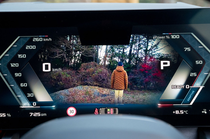 メーターは12.3インチの液晶タイプ。フロントカメラの映像を映し出せるのが新しい。