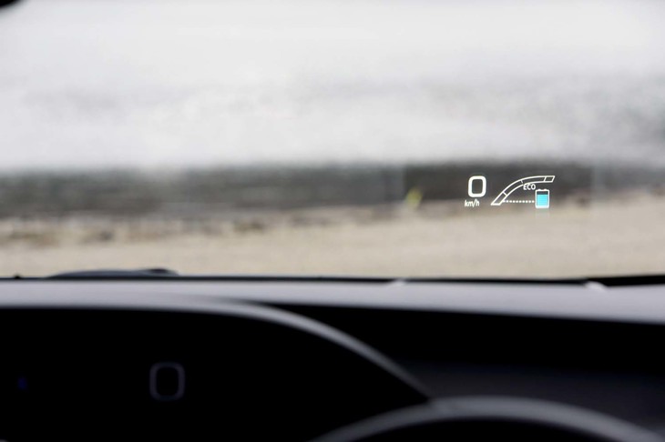 「A“ツーリングセレクション”」ではヘッドアップディスプレイが標準装備となる。