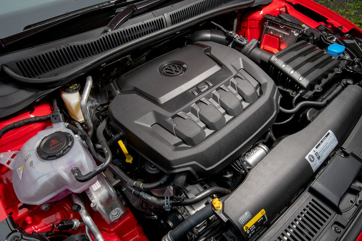 「ポロGTI」に搭載される2リッター直4ターボエンジン。EA888型としては第3世代にあたるユニットで、従来モデルの1.8リッターターボと比べると、最大トルクが大幅に向上している（250Nm→320Nm）。