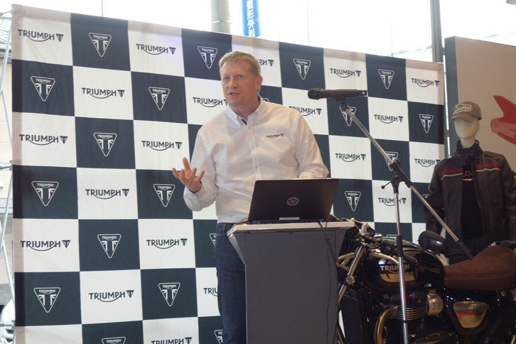 市場の状況について説明した英トライアンフの執行役員ポール・ストラウド氏。「われわれは昨年1年間で14のニューモデルを投入した。具体的には言えないが、これからもどんどんデビューさせていく用意がある」と語った。