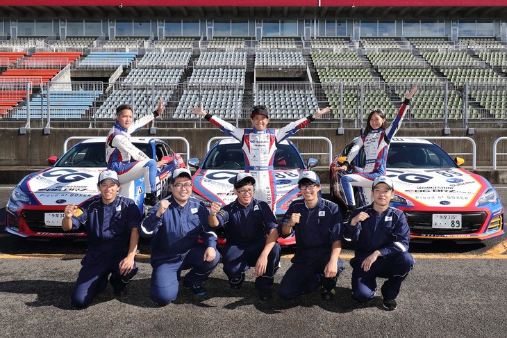 
	第6戦の十勝ラウンドでCG ROBOT RACING TEAMに心強い助っ人として加わってくださった、スバルのディーラーメカニックの皆さんとCG ROBOT RACING TEAMの3人のドライバーたち。前列左から、杉山達彦メカ（千葉スバル テクニカルセンター店）、千葉弘平メカ（宮城スバル自動車 石巻店）、藤本康二メカ（東京スバル 青梅店）、菊地 巨メカ（岩手スバル自動車 盛岡都南店）、兒島昇平メカ（兵庫スバル自動車 西宮171号店）。後列左から、久保凜太郎選手、井口卓人選手、池島実紅選手。
	