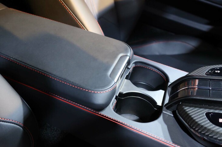 アストンマーティン・ヴァンテージ（アームレストおよびカップホルダー）