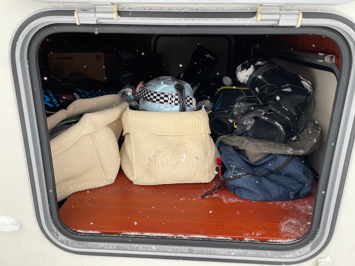 キャブコンは空間効率がよくリアベッドの下には2000リッターサイズのラゲッジが。スノーボードから着替え、水タンク、スペアタイヤまで収納可能。