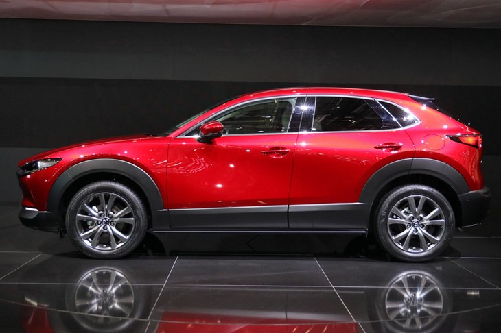 
	「CX-30」のホイールベースは2655mm。現行型の「CX-3」（同2570mm）と「CX-5」（同2700mm）の中間サイズとなっている。
	