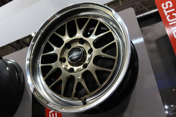 セダン用としてスタートし、SUVやミニバンにも対応するようになった「HOMURA（ホムラ）」シリーズ。今回新たに「トヨタ・ハイエース」用のアイテムが設定された。