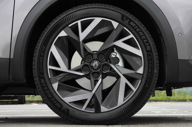 「エスプリ アルピーヌ」専用の19インチアルミホイール。全長4240mmのコンパクトSUVだけに、これが際立って大きく見える。