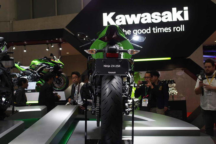 「カワサキ・ニンジャZX-25R」のリアビュー。