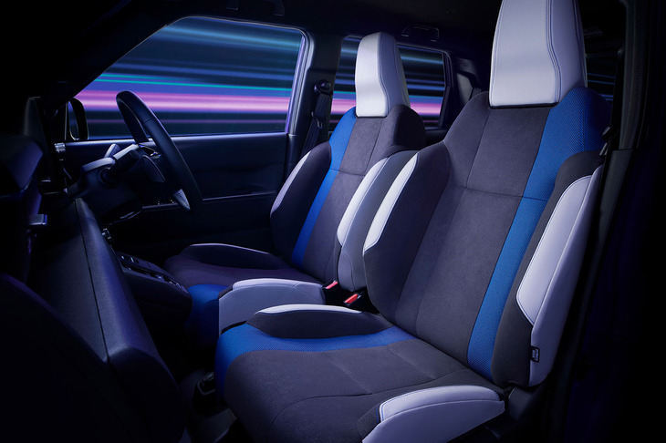 ブルーのラインや張り出したサイドサポートなどを採用し、スポーティーなデザインとされた「スーパーONE」のフロントシート。