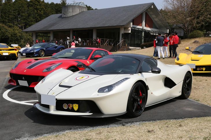 会場のセンターにはフラッグシップのプレミアムモデルであるとともに、70周年を記念して送り出された「ラ フェラーリ アペルタ」が展示された。その後ろには「ラ フェラーリ」、横には「F12 tdf」と普通ではなかなか見られない希少なモデルが並んだ。