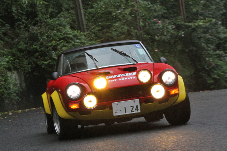 ここからは10月2日の早朝、初となるセミウエット～ウエットコンディションで行われたヒルクライム“Red Tail Hill Challenger's Cup”の参戦車両を紹介。まずは1974年「フィアット・アバルト124ラリー」。