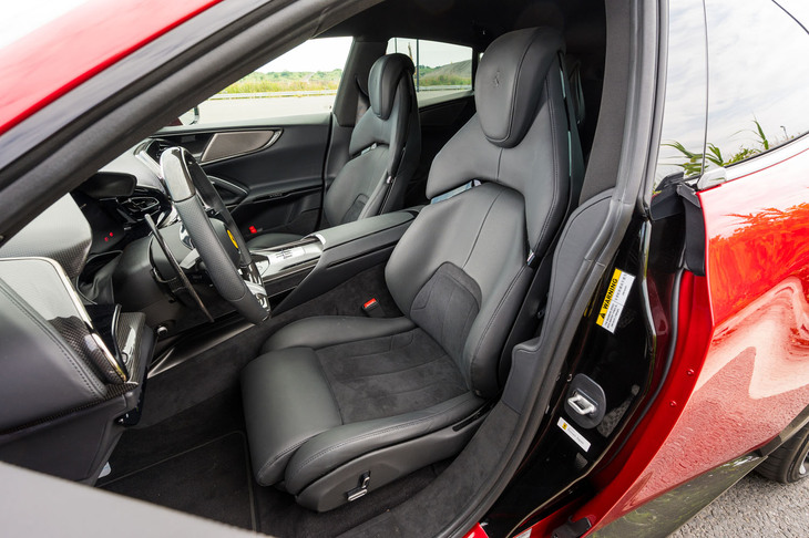 適度なホールド性と快適な座り心地を併せ持つフロントシート。車内空間はいかにもフェラーリ然としたスポーティーかつシックな趣で、車形からも察せられる、高いアイポイントとの組み合わせがユニークだ。