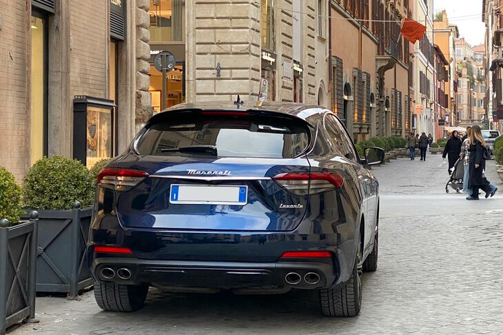 「マセラティ・レヴァンテ」。2023年、ローマのコンドッティ通りで撮影。