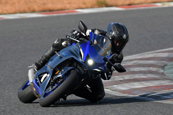 フルバンクするコーナーでは外側へと（バイクの車体的には下方向へと）遠心力がかかるためにサスペンションが縮むのだが、「YZF-R7」のフロントフォークは、多くのシーンでまだ収縮する余地がある（荷重がかかりきっていない）ようだった。